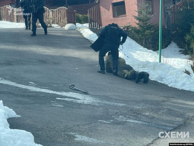 СМИ показали фото обыска резиденции Медведчука на Закарпатье 03
