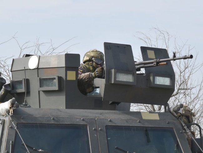 Ukrainian servicemen hold exercises on administrative border with Crimea 02