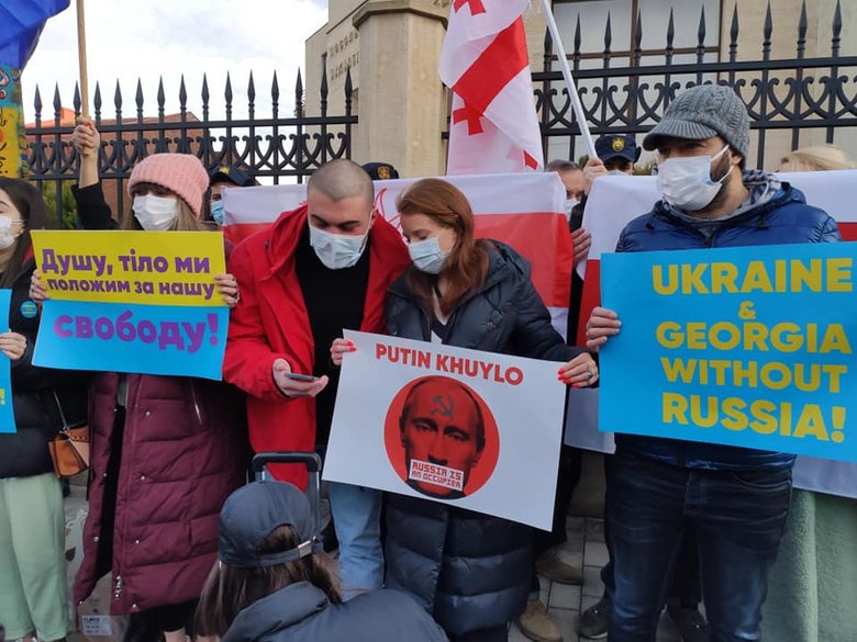 Акция солидарности и поддержки прошла под посольством Украины в Грузии 01