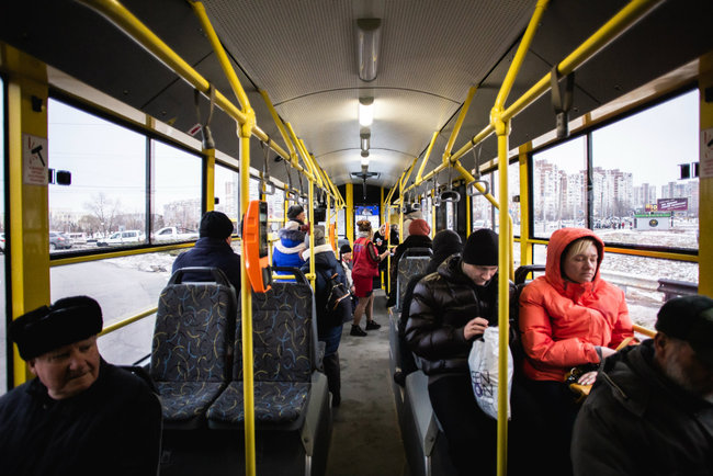 Конечно, хочется большую зарплату и спокойных пассажиров, тогда будет еще лучше, - 18-летняя кондуктор Валерия Пикулина ведет Instagram о работе в Киеве 05