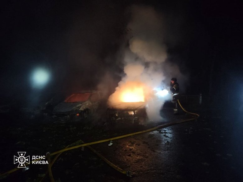 В Киеве после атаки РФ горели склад и автомобили, повреждена школа-интернат