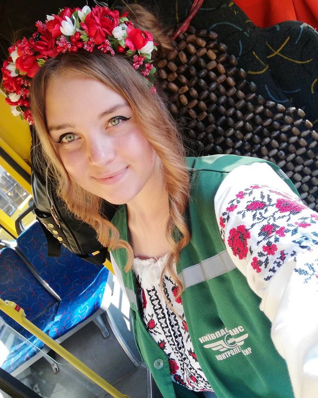 Конечно, хочется большую зарплату и спокойных пассажиров, тогда будет еще лучше, - 18-летняя кондуктор Валерия Пикулина ведет Instagram о работе в Киеве 08