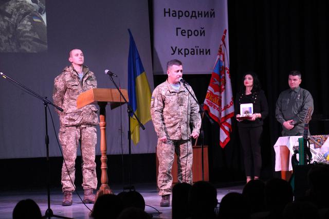 "Спасибі за те, що вручаєте ордени молодим хлопцям, простим солдатам". Бійці, які відзначилися на Донбасі, стали Народними героями України 15 "Спасибі за те, що вручаєте ордени молодим хлопцям, простим солдатам". Бійці, які відзначилися на Донбасі, стали Народними героями України 15