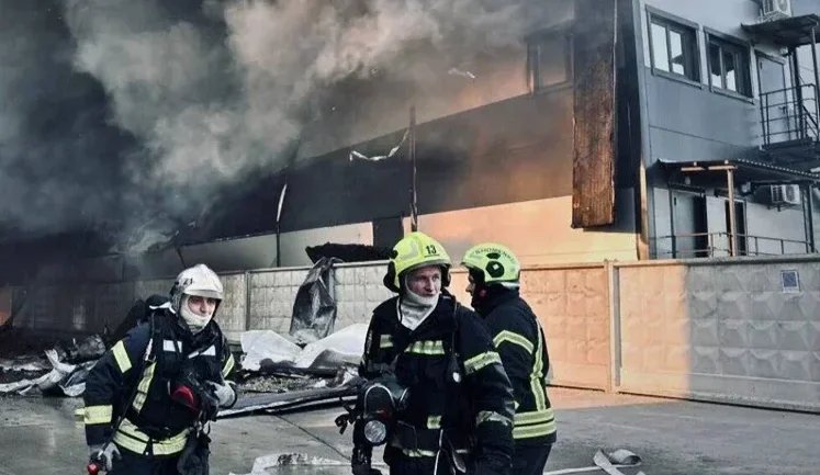 На Київщині ліквідували масштабну пожежу у складській будівлі