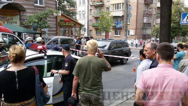 В центре Киева взорвался джип 11