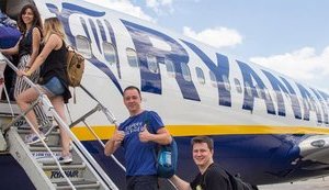 Лоукостер Ryanair начал полеты из Харькова в Польшу, - Омелян