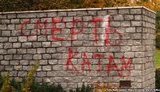 Памятник комсомольцам, который не декоммунизировали, облили краской в Днепре. ВИДЕО+ФОТО