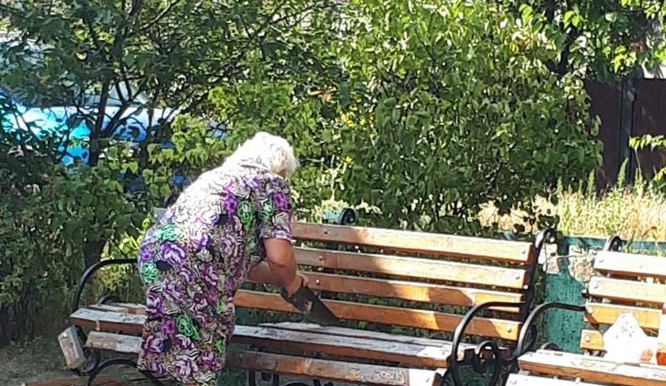 Обурена гучними посиденьками бабуся розпиляла лавочку в Дніпровському районі Києва. ФОТО
