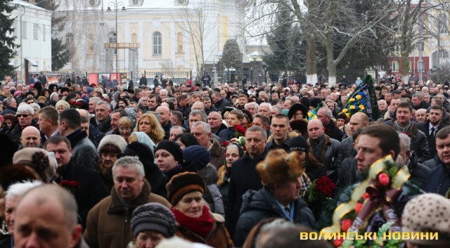Сотні людей прийшли попрощатися з мером Луцька Романюком 15