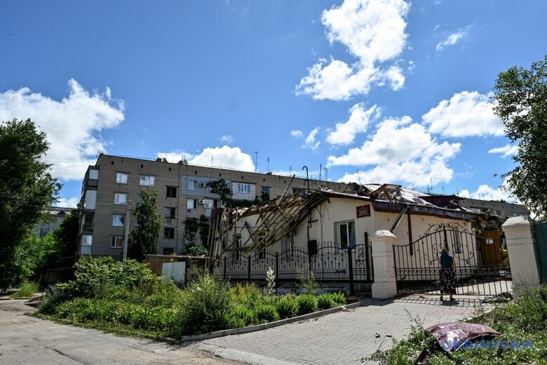 Російські військові розтрощили музичну школу в Оріхові 01