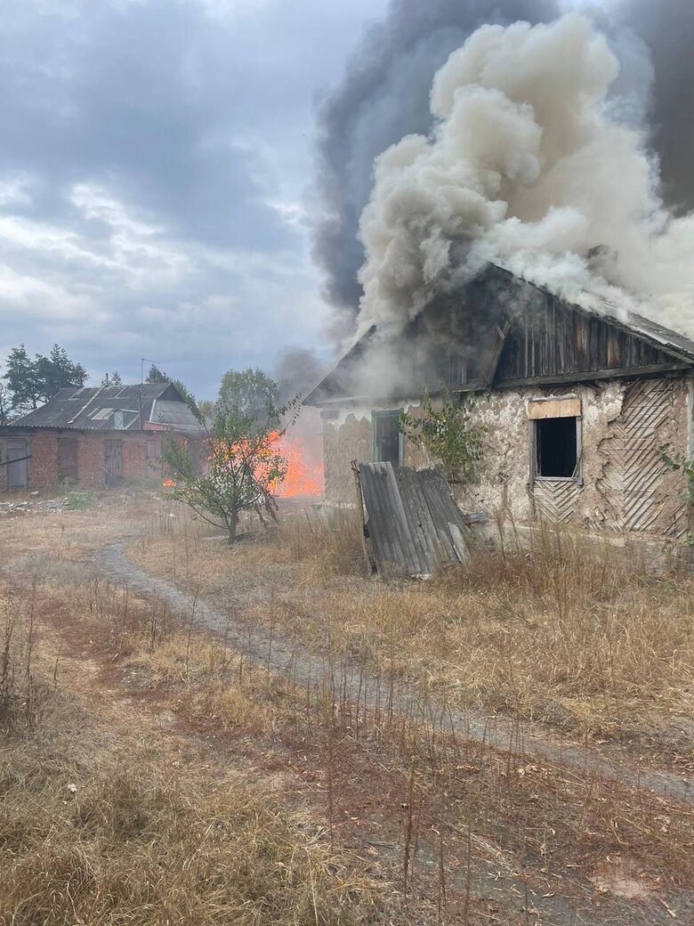 Рашисти вдарили по будинку у Вовчанську, постраждали 3 особи 01