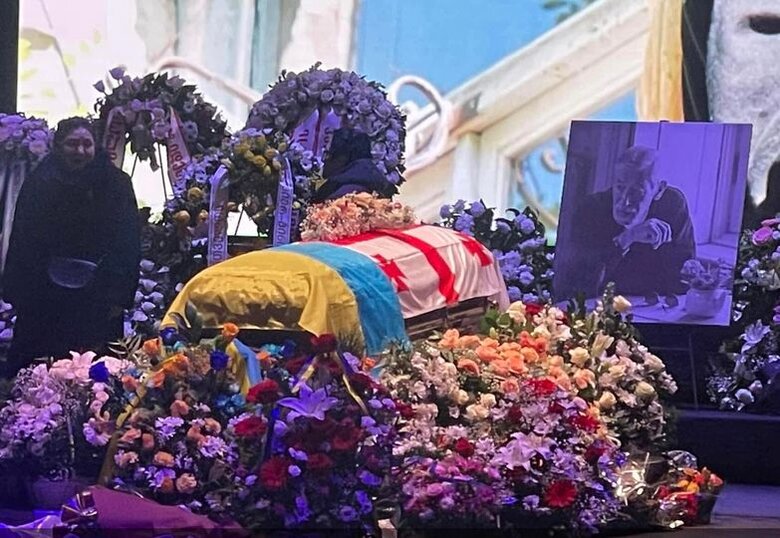 У Грузії прощаються з Вахтангом Кікабідзе, за рішенням сім’ї труну покрили українським і грузинським прапорами 02
