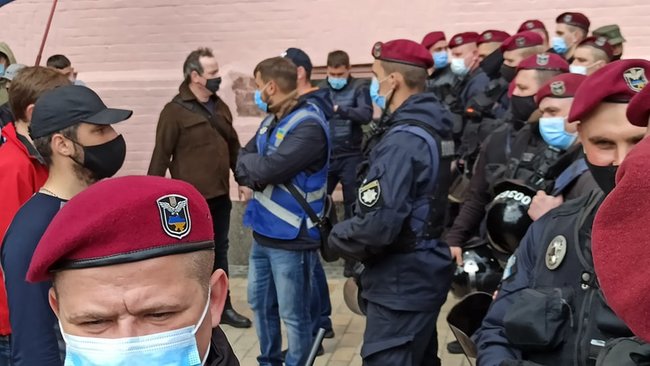 Поліція розділила тітушок і активістів, які пікетують суд щодо обрання запобіжного заходу Медведчуку 14