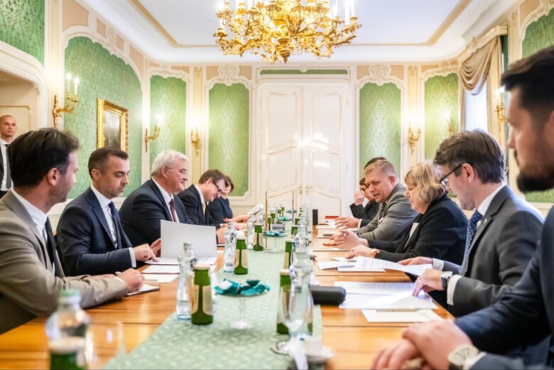 Сибіга і Фіцо провели зустріч у Братиславі