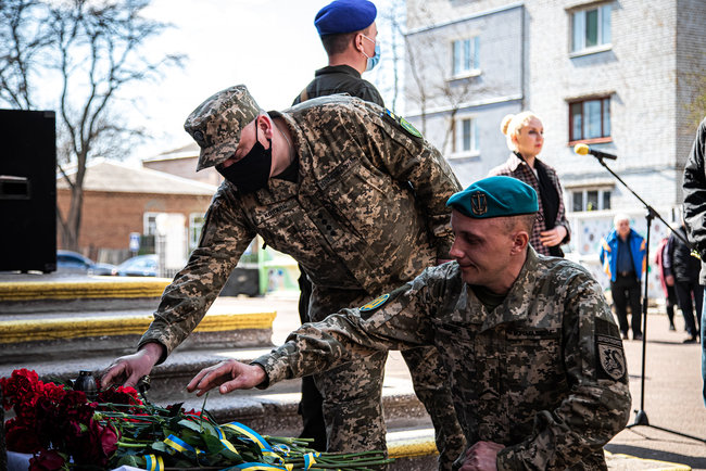 Меморіальну дошку загиблому на Донбасі морпіху 36-ї ОБрМП Олександру Швецю відкрили в Олександрії 21