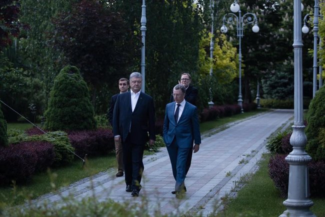 Порошенко вручив Волкеру орден Ярослава Мудрого 01