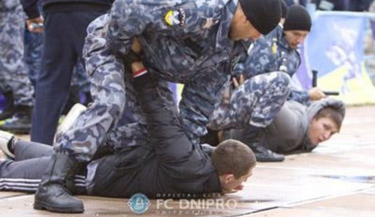 Матч Кубка Украины прервали из-за гигантской драки: фанаты вырывали лавки и бросали дымовухи. ФОТОрепортаж.