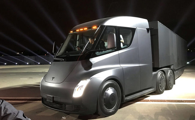 Tesla представила электрогрузовик и спорткар 01
