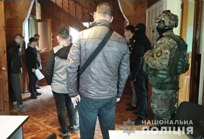 На Чернігівщині в реабілітаційному центрі з ідеологічним одужанням, організованому громадянином РФ, у неволі утримували понад 20 осіб, - поліція 03