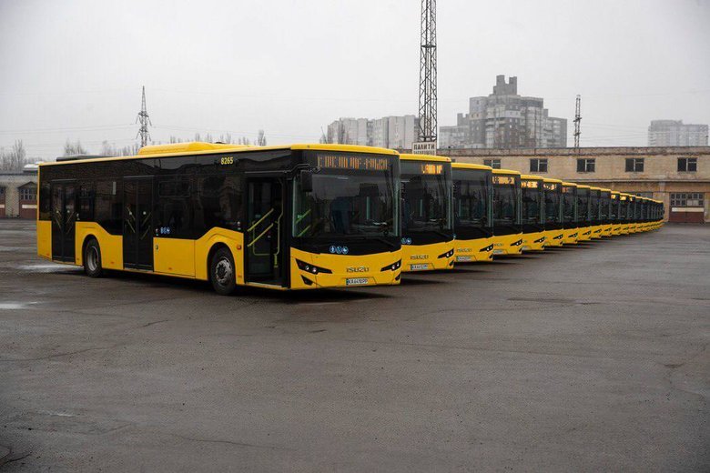 Київ вивів на маршрути 2 нових трамваї та 20 нових автобусів