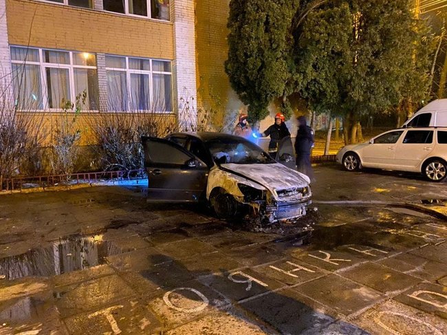 Невідомі спалили автомобіль детектива НАБУ у Львові 01