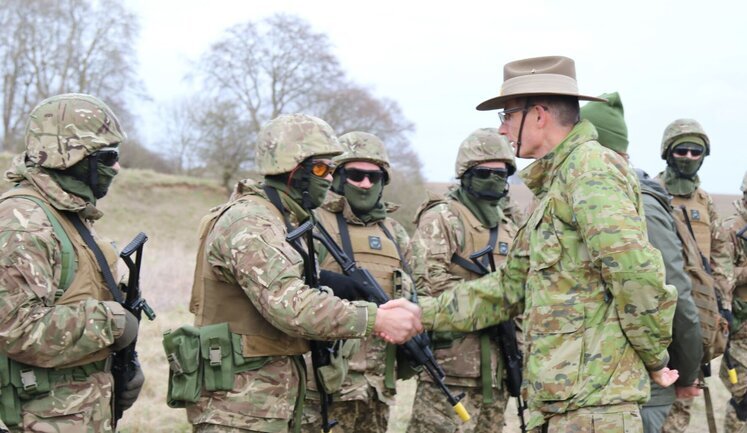 Военное руководство Австралии посетило украинских воинов, проходящих подготовку в Британии. ФОТОрепортаж