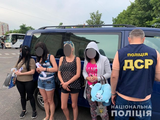 Харківянка вербувала дівчат для проституції на Мальті, її можуть посадити на 12 років, - поліція 05