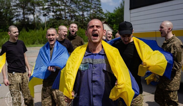 СБУ оприлюднила ексклюзивні кадри з обміну військовополоненими. ВІДЕО+ФОТОрепортаж