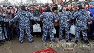 Крещение для донецкой элиты: охрана сдерживает "простолюдинов". ФОТОрепортаж