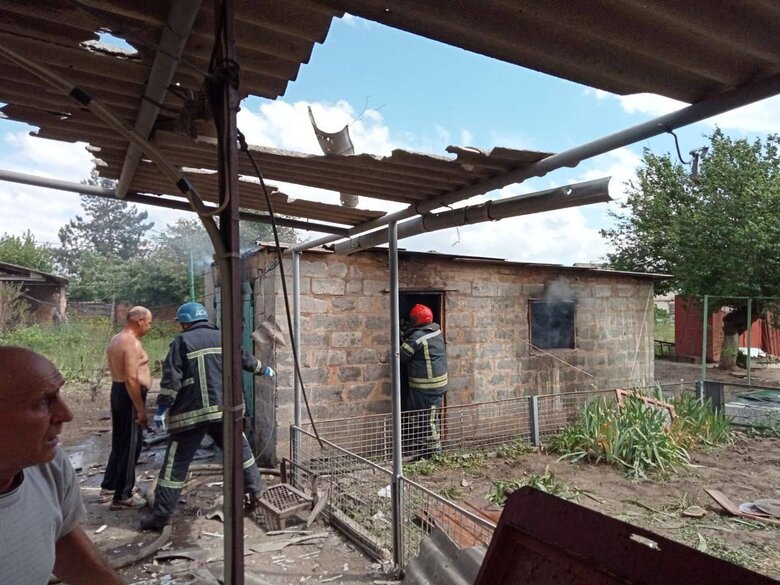 Оккупанты в течение нескольких часов били по инфраструктуре Орехова на Запорожье: Разрушены дома и дороги 01 Оккупанты в течение нескольких часов били по инфраструктуре Орехова на Запорожье: Разрушены дома и дороги 01