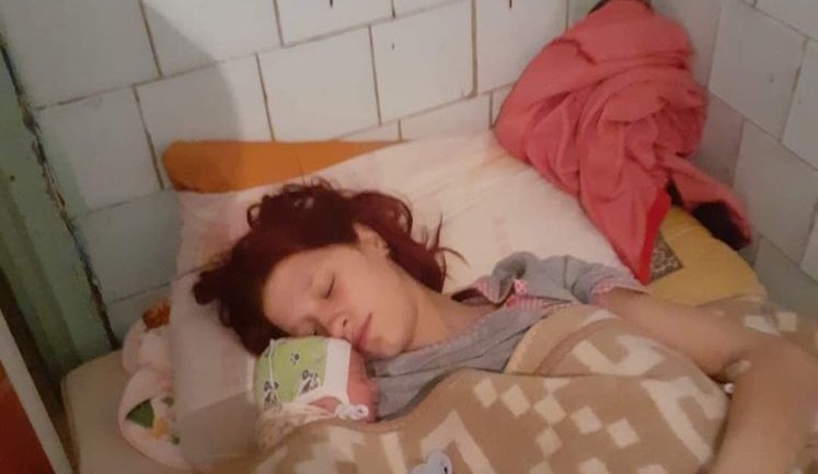 У Лисичанську лікарі під обстрілами приймали пологи у 17-річної дівчини. ФОТО