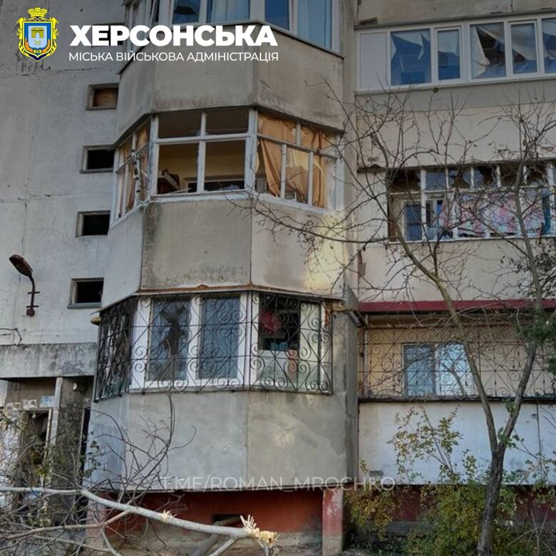 Зранку окупанти обстріляли житлові квартали Херсону 06