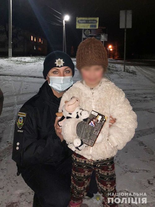 Полиция разыскала 6-летнюю девочку из Нежина, которая уехала с тетей на прогулку в Киев и пропала 01 Полиция разыскала 6-летнюю девочку из Нежина, которая уехала с тетей на прогулку в Киев и пропала 01