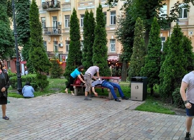 В центре Киева возле Золотых ворот неизвестный зарезал ветерана АТО, - полиция 01