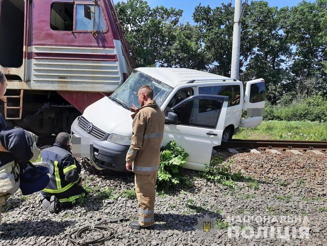 Мікроавтобус зіткнувся з електропоїздом на Харківщині: водій госпіталізований 01