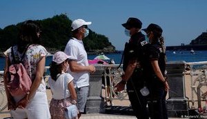 Власти Испании обязали граждан носить маски на плажах