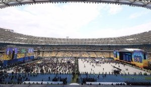 На НСК "Олимпийский" - концерт, стадион разделен пополам кордоном полиции. ФОТОрепортаж