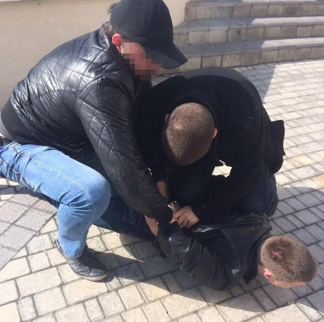 Лейтенант полиции задержан в Одессе при получении 10 тыс. грн взятки, - СБУ 01 Лейтенант полиции задержан в Одессе при получении 10 тыс. грн взятки, - СБУ 01