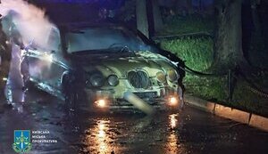Затримано двох чоловіків, які спалили 4 автівки у Шевченківському районі Києва. ФОТОрепортаж