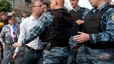 Депутаты пытаются прорваться к автозаку с Тимошенко: "Беркут" стоит стеной. ФОТОрепортаж