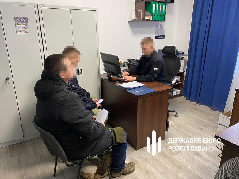 Командиру роти повідомлено про підозру за незаконні виплати підлеглій