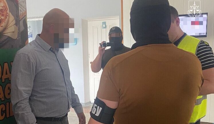 Посадовця Білоцерківської міськради затримано на отриманні 15 тис дол. хабаря за вплив на рішення ВЛК, - прокуратура. ФОТО