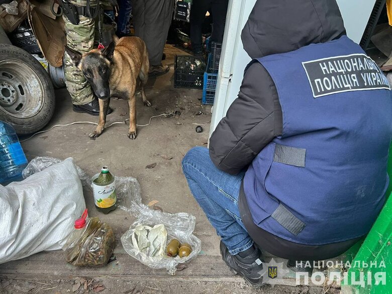 Масштабна спецоперація Нацполіції: вилучено зброю, вибухівку й наркотики