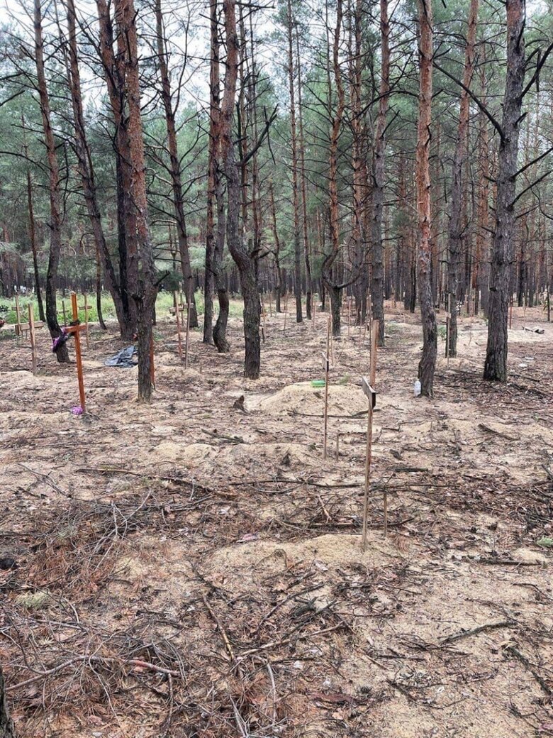 У визволеному Ізюмі виявили масове поховання на 440 тіл, - поліція 03