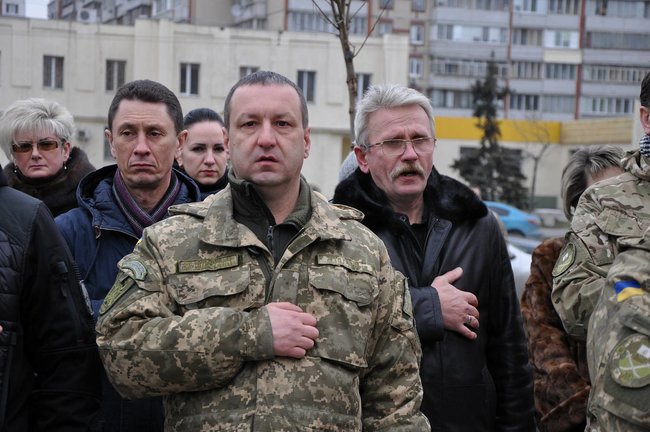 Учасники АТО та мешканці Києва поклали на Троєщині квіти до памятника Воїну-добровольцю 32