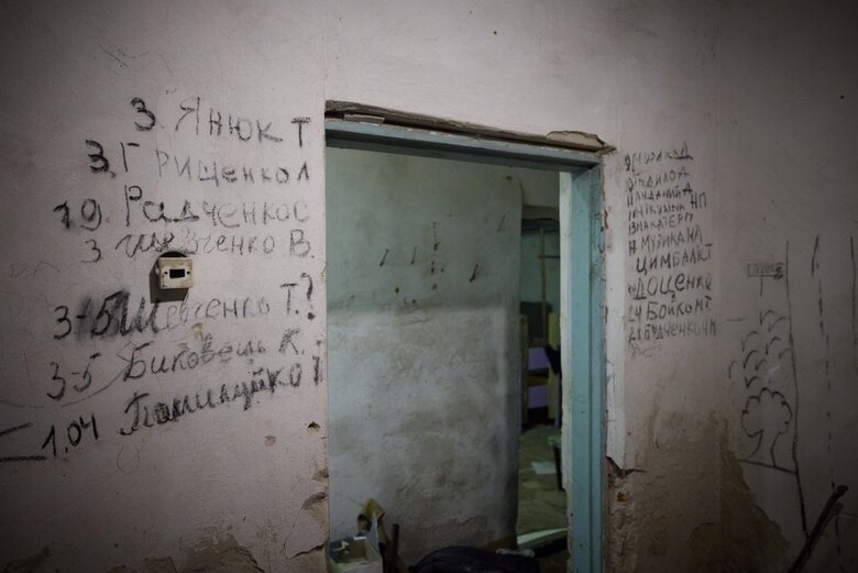 Зеленський, Габек та Пейчинович-Бурич оглянули наслідки російських злочинів у Ягідному: Місцеві 27 днів були у підвалі 10