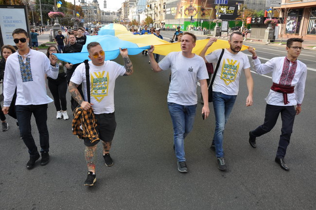 Найбільший прапор України пронесли центром Києва 08