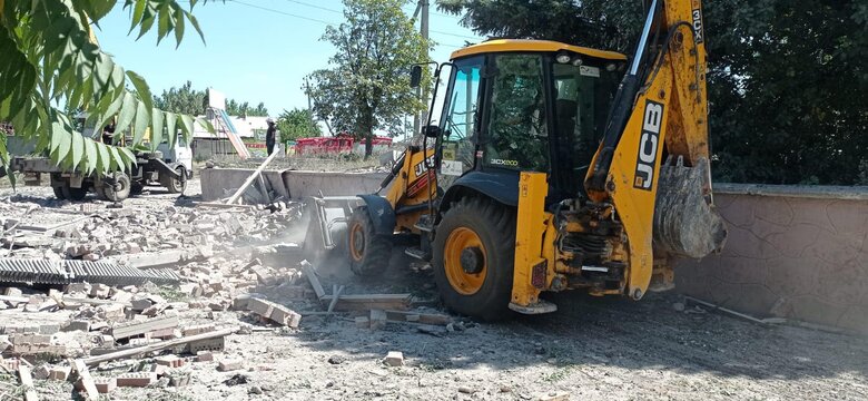 Внаслідок обстрілу Бахмута зруйновано будівлю ремонтної бази залізниці, з-під завалів вилучили тіло чоловіка, - ДСНС 01