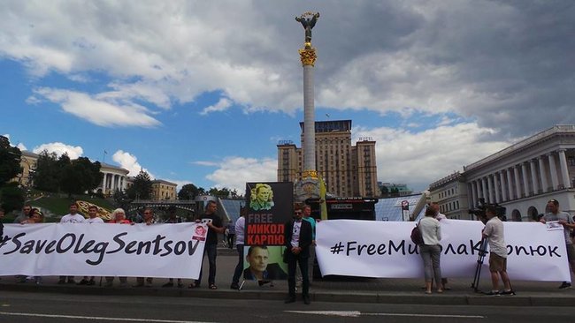 Акція Free Sentsov триває на Майдані Незалежності в Києві 01