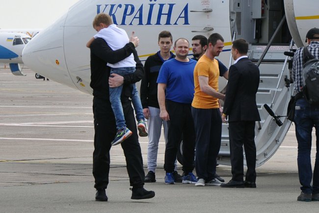 Звільнені українці прилетіли до Києва 44